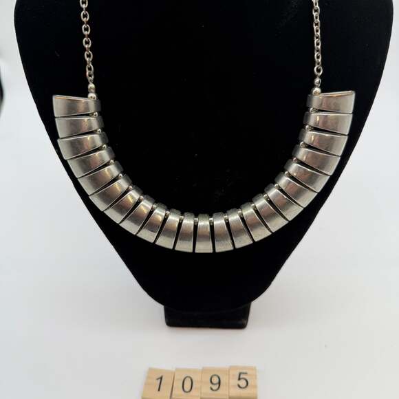 VINTAGE MATTE SILVER TONE CHUNKY NECKLACE statement - Picture 2 of 4
